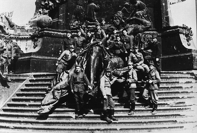 Polnische Soldaten auf den Stufen des Kaiser-Wilhelm-Nationaldenkmal auf der Schloßfreiheit (Anfang Mai 1945). Bis zum Jahr 2021 soll das Freiheits- und Einheitsdenkmal auf dem freien Gelände der sogenannten Schloßfreiheit, die sogenannte „Einheitswippe“ errichtet werden, als Sinnbild  für die friedliche Revolution und deutsche Wiedervereinigung 1989/1990.